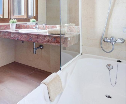 Foto del baño con bañera de hidromasaje de la villa Mares 4 bedroom villa, Cala'n Forcat 