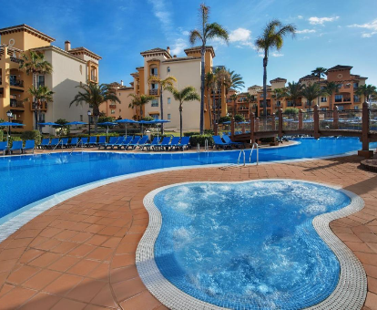 Foto de la piscina exterior y jacuzzi al aire libre del Marriott's Marbella Beach Resort