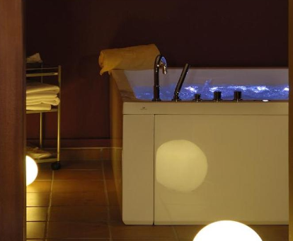 Foto del jacuzzi con luces ambientales que se encuentra en la casa Mas Ferran
