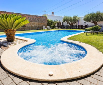 Foto de la piscina exterior con jacuzzi de la gran casa rural Masia Can Canyes & Spa
