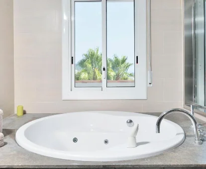 Foto de la bañera de hidromasaje que se encuentra en la casa Miramar Sitges 
