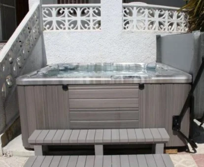Foto del jacuzzi de exterior que se encuentra en la Modern Villa in Rojales with Jacuzzi and Private Pool