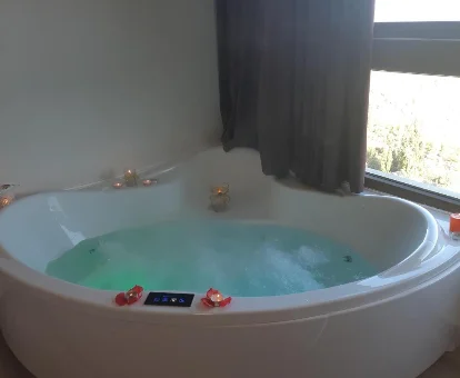Foto de la bañera de hidromasaje de la casa Morada 1