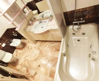 Foto de la bañera de hidromasaje que se encuentra en el baño de la casa Mundaka centro, terraza y jardín privado