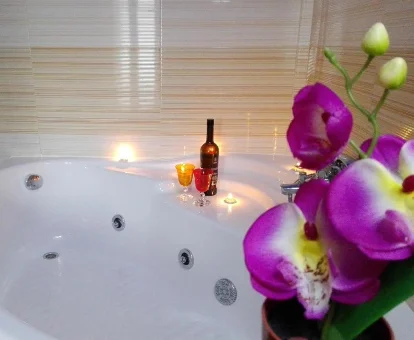 Foto de la bañera de hidromasaje con flores y vino de la casa Nature Love 
