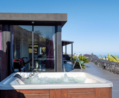 Foto de la terraza con jacuzzi y vistas de la casa Nirvana Lanzarote
