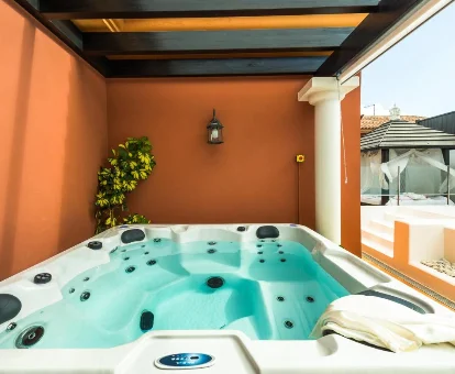 Foto del jacuzi con vistas al jardín de la casa Orange Light
