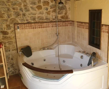 Foto del jacuzzi que se encuentra en la casa rural Orígenes