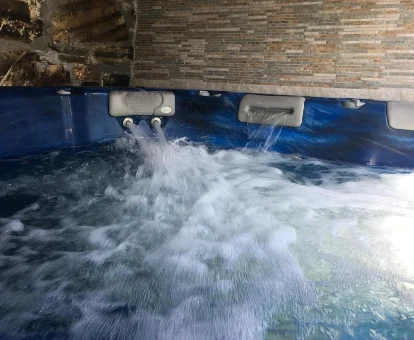 Foto del jacuzzi con chorros de agua de la casa Os Arroxos