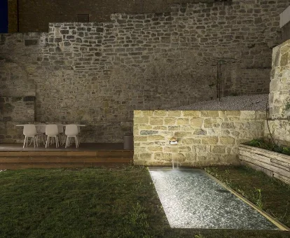 Foto del jardín con una pequeña piscina con cascada de la casa Palacio de Olza