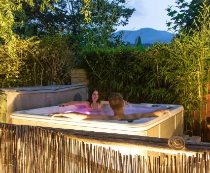 Foto de una pareja relajándose en el jacuzzi exterior de la casa Pasteral Hotel Rural 
