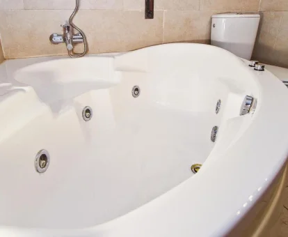 Foto del jacuzzi que se encuentra en el baño del Planet Villa Planet Costa Dorada 
