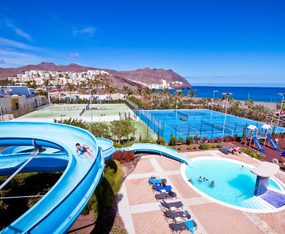 Foto del tobogán y las piscina del complejo Playitas Villas - Sports Resort