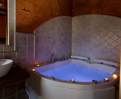 Foto del jacuzzi con velas y luz ambietneal de la Posada El Azufral 