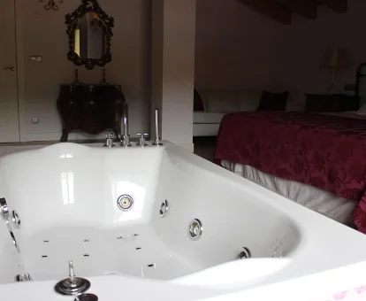 Foto de la bañera de hidromasaje en la habitación de la Posada el Campo 
