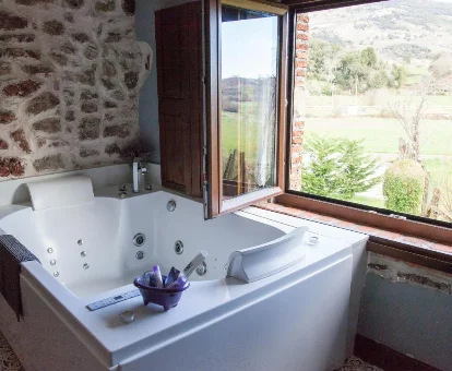 Foto del jacuzzi con vistas a las montañas de la Posada La Corralada 
