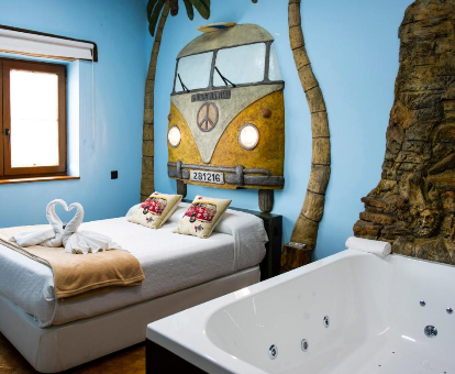 Foto de la habitación con bañera de hidromasaje que se encuentra en la Posada La Fabula 