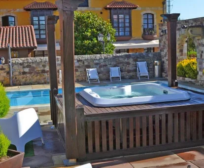 Foto del jacuzzi de exterior que se encuentra en la Posada la Leyenda  