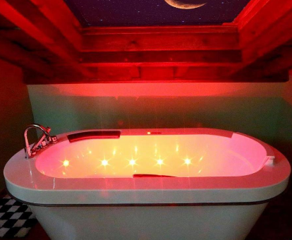 Foto de la bañera de hidromasaje con luces de colores que se encuentra en Posada La Villanita