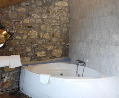 Foto de la bañera de hidromasaje que se encuentra en la Posada Montero de la Concha 