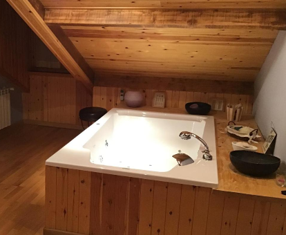 Foto de la bañera de hidromasaje que se encuentra en la habitación de la casa rural Prat des Artigues