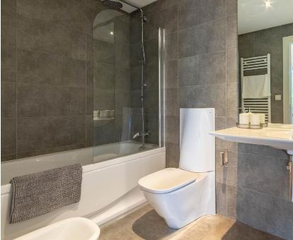 Foto del baño con bañera de hidromasaje del Privileged Views - Guggenheim - parking