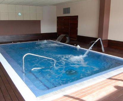 Foto de la piscina de hidromasaje que se encuentra en el aparthotel Raeiros 