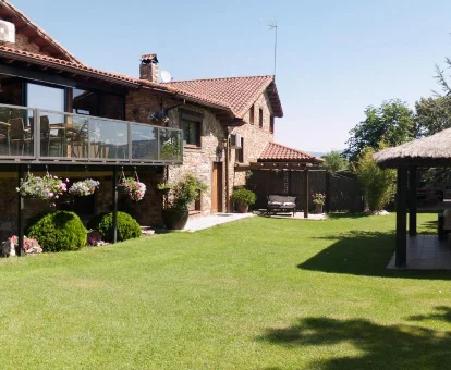 Foto del jardín que se encuentra en el apartamento con jacuzzi Saika Rural 
