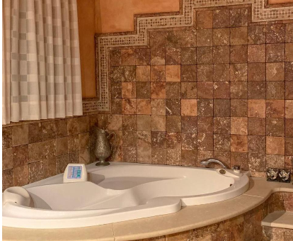 Foto de la bañera de hidromasaje que se encuentra en la casa rural Serrat del Vent
