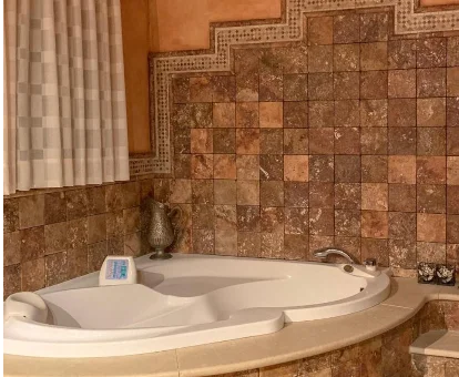 Foto de la bañera de hidromasaje que se encuentra en la casa rural Serrat del Vent 
