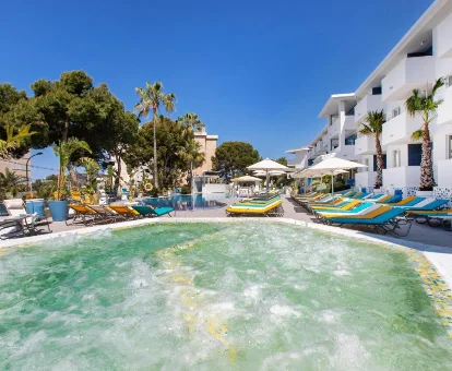 Foto del jacuzzi exterior que se encuentra en el aparthotel Sotavento Club Apartments - Adults Only 
