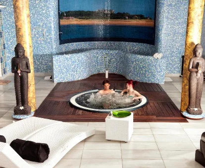Foto del jacuzzi romántico con tumbonas del Spa Rural Mies de Rubayo 