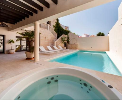 Foto del patio con piscina y jacuzzi exterior de la villa Splendid former Chapel with pool & jacuzzi
