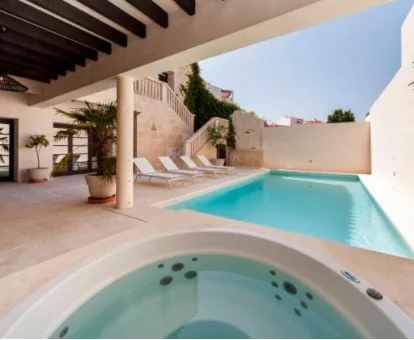 Foto del patio con piscina y jacuzzi exterior de la villa Splendid former Chapel with pool & jacuzzi 
