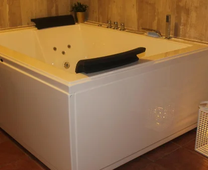 Foto de la bañera de hidromasaje para 2 personas de la casa The Vanilla Suite