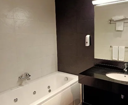 Foto de la bañera de hidromasaje que se encuentra en Tresanea Apartamentos