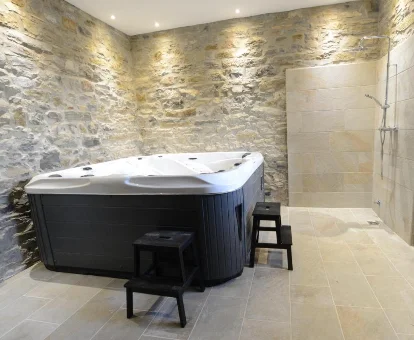 Foto del jacuzzi para 4 personas que se encuentra en la casa rural Txantxorena 