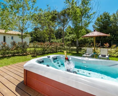 Foto del jacuzzi de exterior que se encuentra en el resort Valentin Playa de Muro 
