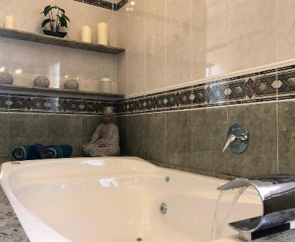 Foto de la bañera de hidromasaje con cascada de la villa Victoria's Paradise 