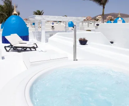 Foto del jacuzzi exterior de la azotea que se encuentra en la Villa 44