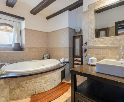 Foto de la bañera de hidromasaje que se encuentra en la Villa Almond 