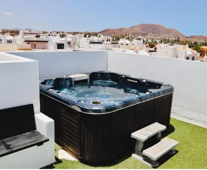 Foto del jacuziz de la azotea con vistas a la ciudad de la Villa Beach Club