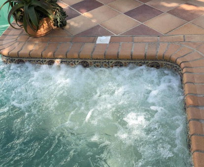 Foto de la piscina exterior con zona de hidromasaje de la Villa cinco palmas