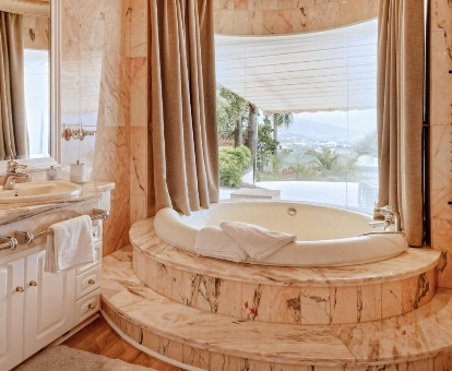 Foto de la bañera de hidromasaje con vistas de la Villa Circense
