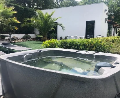 Foto del jacuzzi de exterior de la Villa de Autor