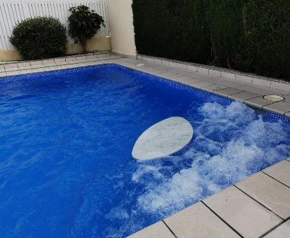 Foto de la piscina de hidromasaje que se encuentra en las Casas Rurales Noguericas