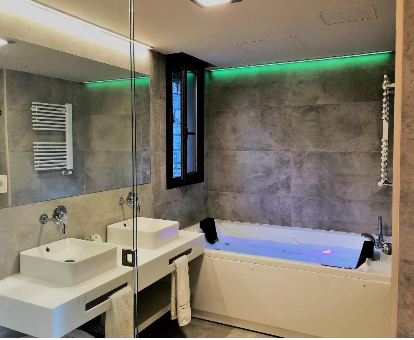 Foto de la bañera de hidromasaje que se encuentra en la Villa de Plan Apartments&Suites