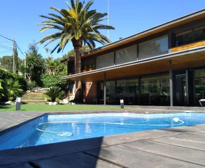 Foto de la piscina triangular y la fachada de la Villa del Bosque