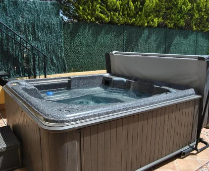 Foto del jacuzzi que se encuentra en el jardín de la Villa Deluxe Jenny