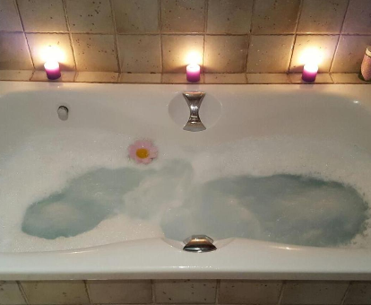 Foto de la bañera de hidromasaje con luces y espuma de la Villa El Torno